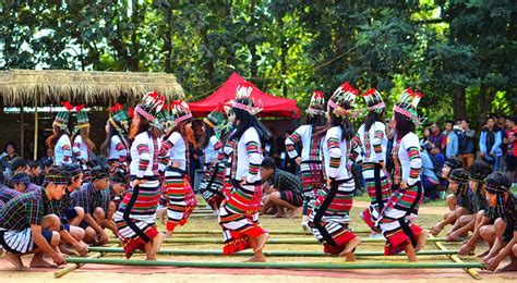  The Bamboo Dancers:  Ein magisches Fest der Kultur und des Stolzes!